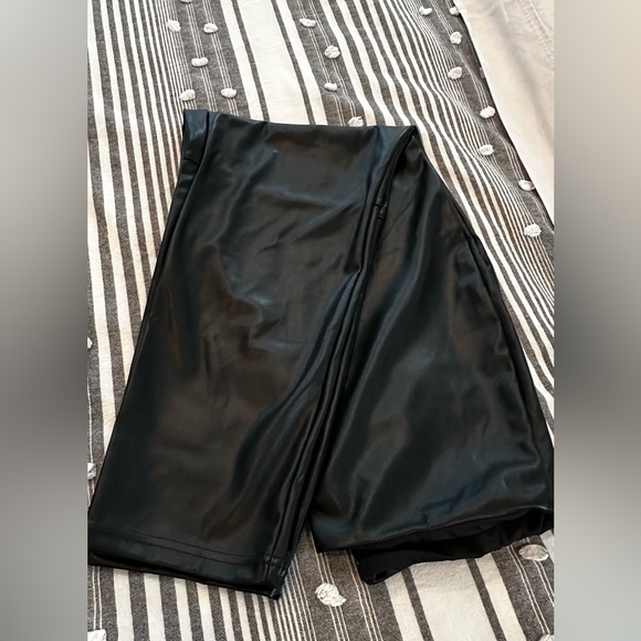 FABLETICS FAUX LEATHER look  Stretchy fabric, color BLACK, size XL, Inseam 26. - Picture 6 of 8